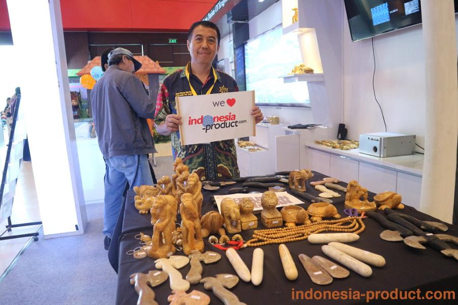 Kabupaten-Blitar-wooden-carved