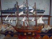 miniature-ship-hand_1f86274