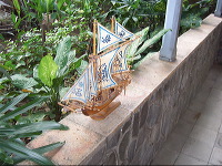 miniature-ship-hand_1f86280
