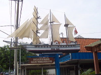 miniature-ship-hand_1f8628e