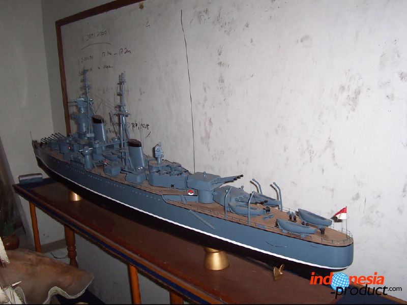miniature-ship-hand_1f86281.jpg