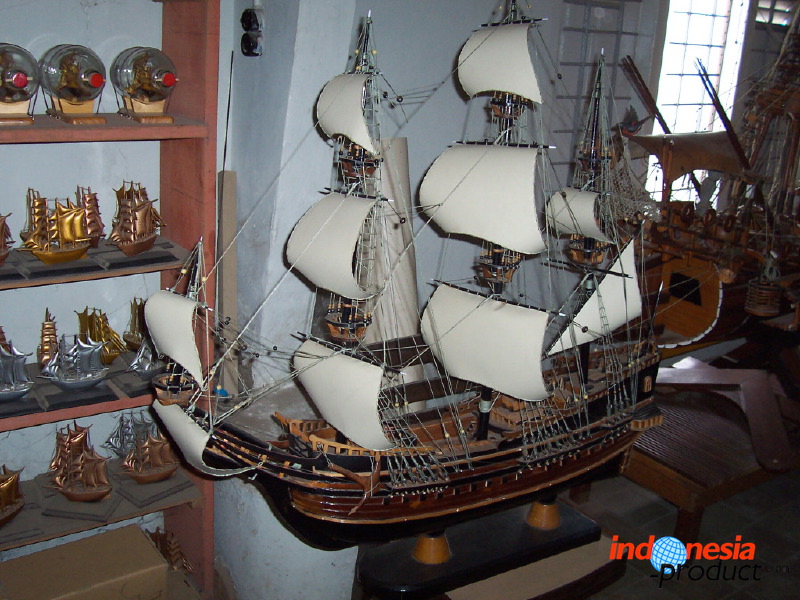 miniature-ship-hand_1f86283.jpg