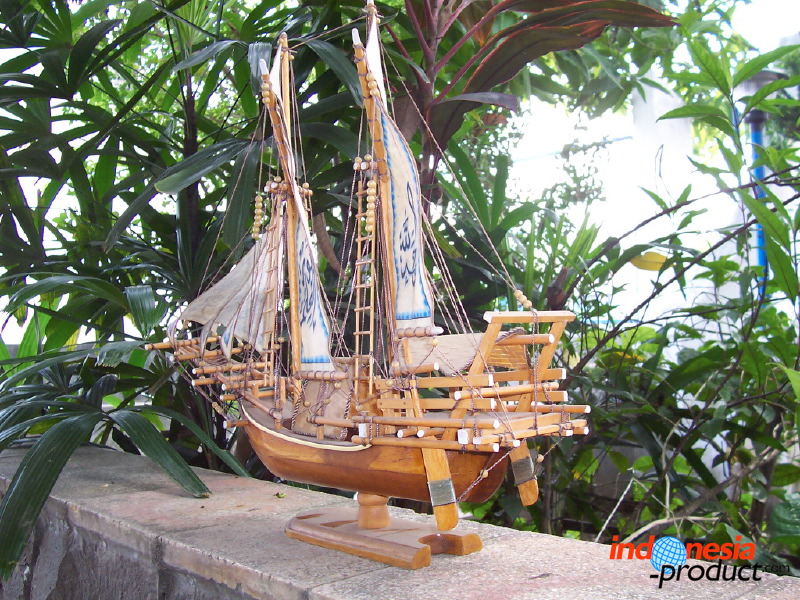 miniature-ship-hand_1f8628b.jpg