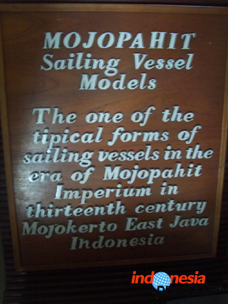 miniature-ship-hand_1f8628c.jpg