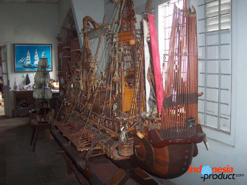 miniature-ship-hand_1f8629d.jpg