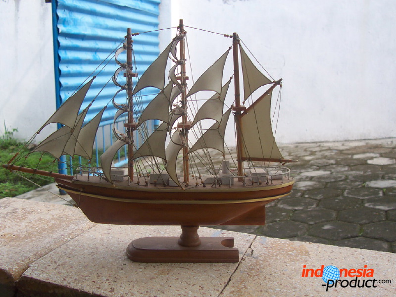 miniature-ship-hand_1f8629e.jpg